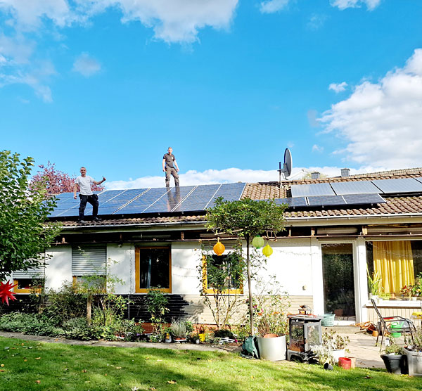 Wohnhaus mit belegtem Dach und Garten aus der INTRA-Fotogalerie